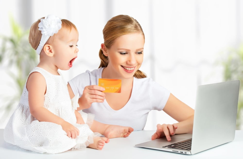 Mor der shopper online med konceptet: Betal med børnepenge